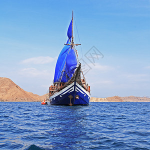 印度尼西亚科莫多岛附近带蓝帆的VintageW图片