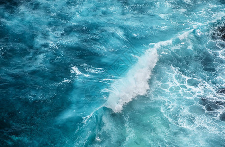波浪和蔚蓝的水作为背景从海洋表面的高岩石查看自然夏季图片