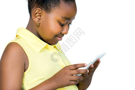 可爱的小非洲女孩的近距离肖像和马尾巴看数字平板电脑Side观点孩子孤图片