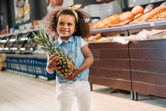 在超市与菠萝站在一起的非图片