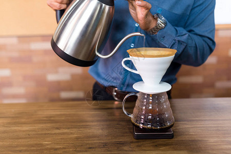 制作滴漏咖啡的咖啡师图片