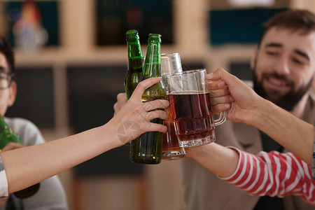 一群朋友在酒吧喝啤酒图片