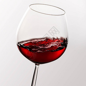 红酒在玻璃中有运动效果白图片