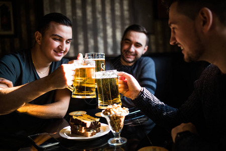 人男人休闲友谊和庆祝概念快乐的男朋友在酒吧或酒馆图片