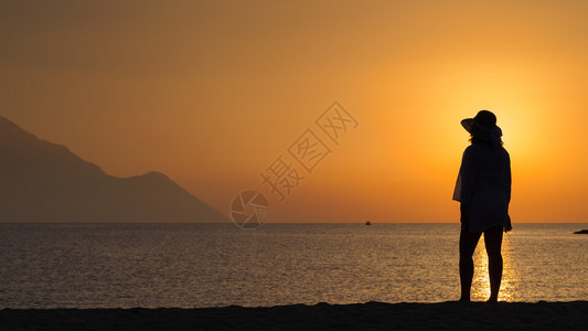 在爱琴海的希腊海岸度假期间图片