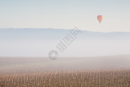 冬季亚拉河谷日出时的热气球高清图片