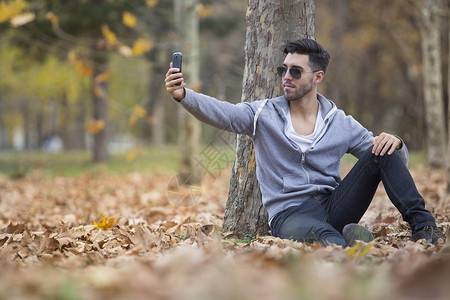自然界的英俊帅哥用智能手机拍自图片