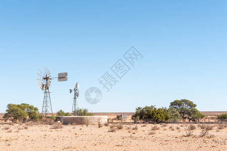 在纳米比亚南部Velloorsdrif边境哨所与卡拉斯堡之间的C10公路旁有两辆风车一个大坝和一个小图片