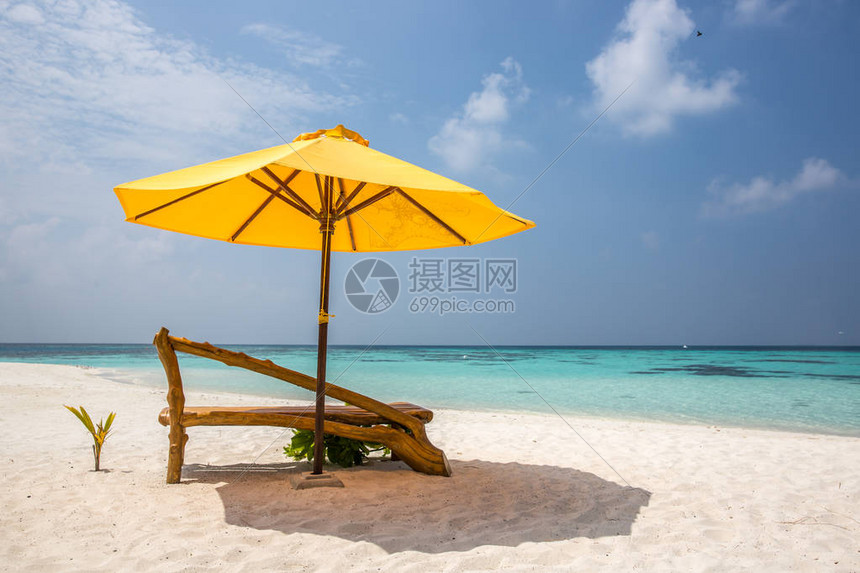 无人沙滩上的遮晒员和海滩伞图片