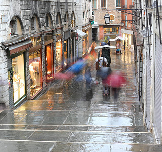 在意大利威尼斯RialtoBridge下雨图片