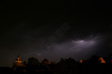 在古老中世纪城市与城堡和礼拜堂的暴风雨中闪电斯洛文尼亚图片