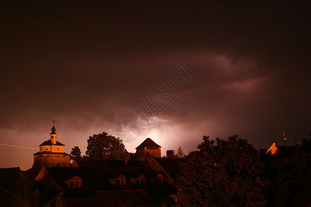 在古老中世纪城市与城堡和礼拜堂的暴风雨中闪电斯洛文尼亚图片