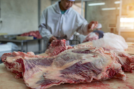 屠夫在泰国屠宰场或屠宰场切图片