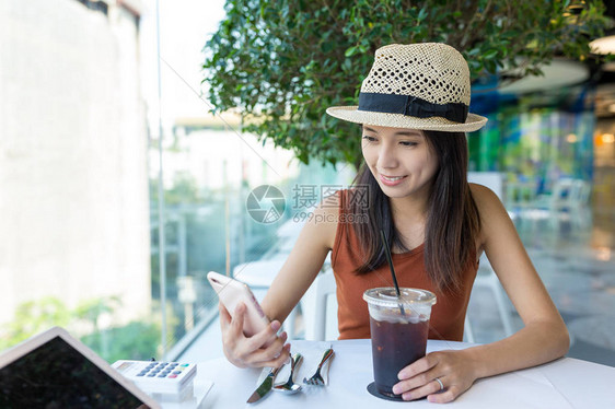 妇女在咖啡店使图片