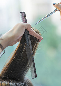 发型师剪头发的女顾客细节图片