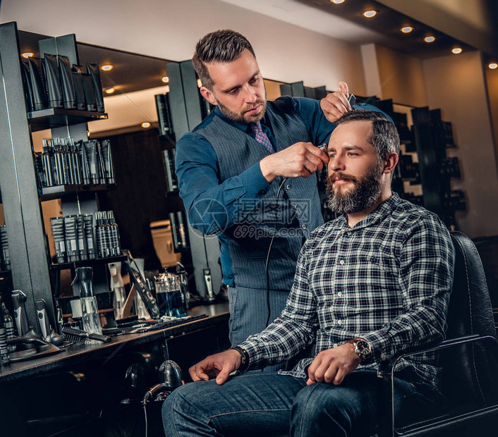 时髦的男理发师在酒吧里理发给一个高清图片下载正版图片503614482摄图网