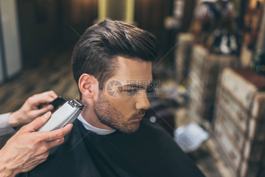 理发店里顾客的男理发师剪头发图片