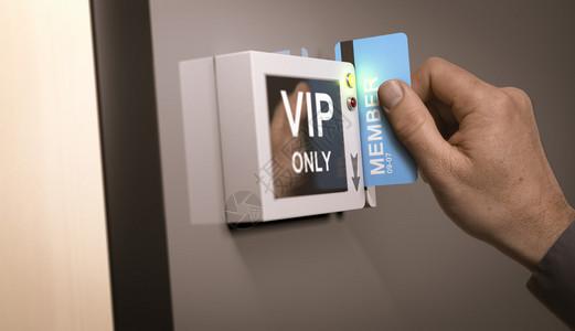 手拿着蓝色通行卡解锁进入贵宾室用于说明客户专属特图片