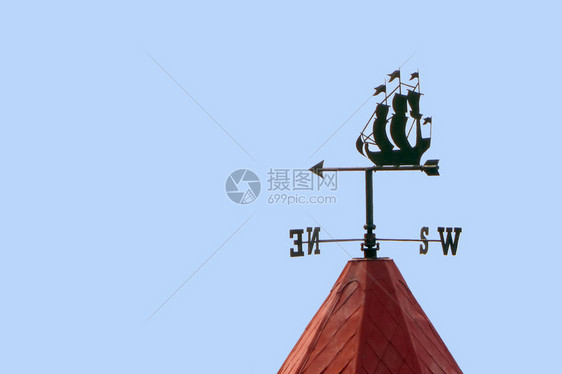 在大楼的红色屋顶上以帆船为形状图片