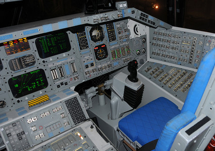 航天飞机行控制和驾驶舱图片