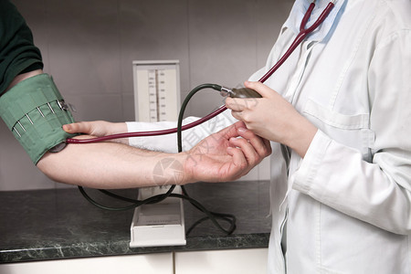 测量病人血压的图片