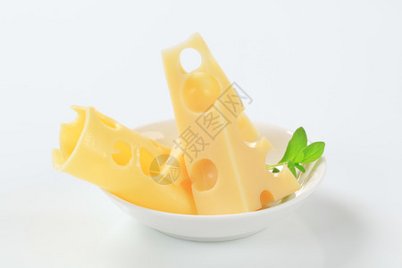 白碗里的新鲜瑞士奶酪片图片
