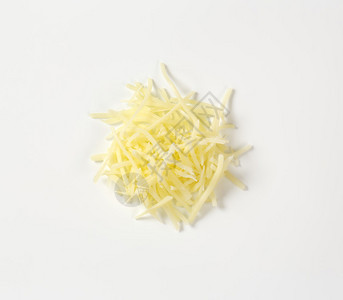白色背景上的一堆磨碎的奶酪图片