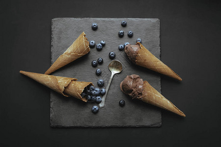 土制巧克力冰淇淋的顶端景象在切图片