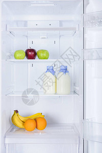 苹果香蕉橙子和冰箱中的牛奶图片