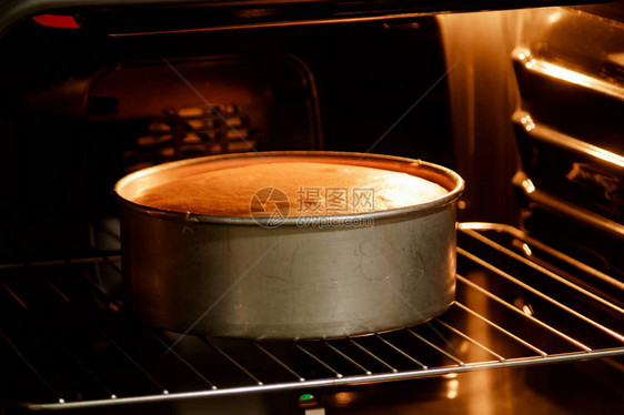 双层蛋糕在热烤箱自制烘烤图片