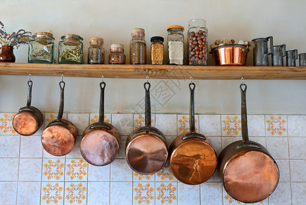 悬挂在传统风格厨房中的旧平底锅图片