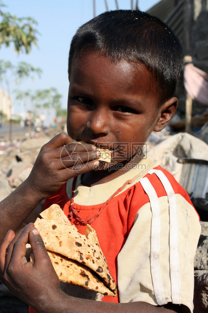 一个饥饿和肮脏的男孩来自印度贫图片
