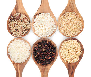 在白色背景的木勺大米品种图片素材