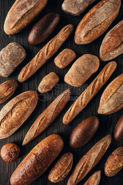 木质表面排列的面包条的顶部视图图片