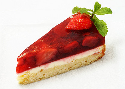 一块草莓蛋糕加果冻和草莓图片