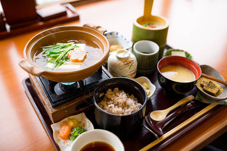 日本餐厅的豆腐火锅图片