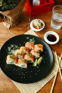 Maki寿司卷和三文鱼黄瓜和黑图片