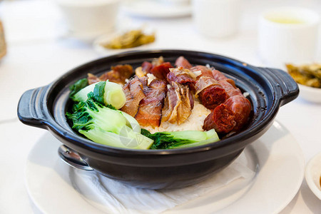 蒸猪肉肝肠配蔬菜和米饭煲是和华南粤式点心餐图片