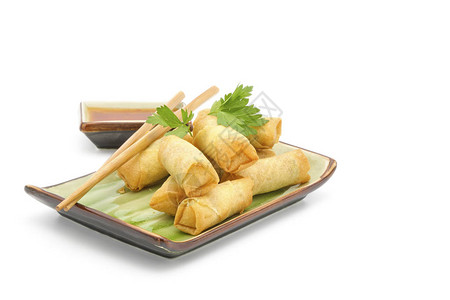 白色背景的辣椒涂料酱提供泰国春卷素食片图片