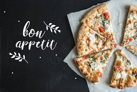 传统意大利切片披萨的顶部视图在黑暗表图片
