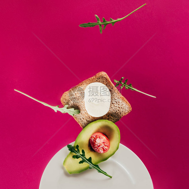 烤面包鳄梨粉片樱桃番茄莫扎雷拉奶酪和青黄芝士贴在板上图片