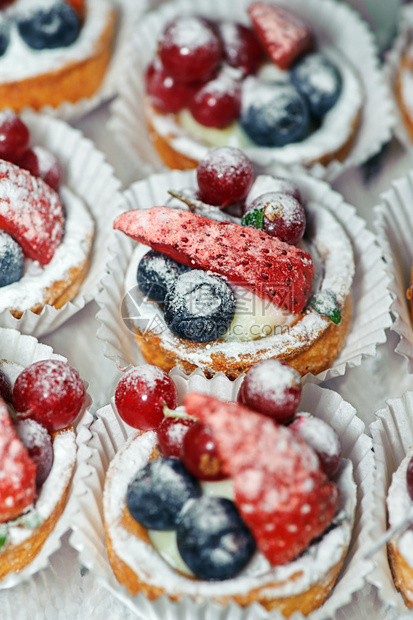 用蓝莓黑莓草莓和覆盆子装饰的蛋糕图片
