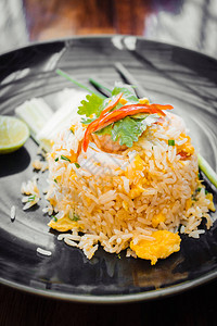 以泰语食品风格为顶端的虾子炒饭图片