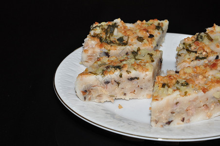 素食山药蛋糕配花生脆和蘑菇图片