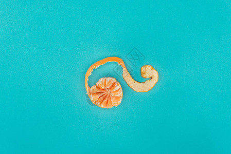 在蓝色上隔离的甜橘的顶视图图片