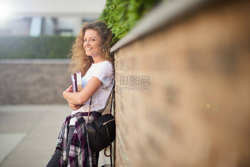 女学生靠墙站着高清图片下载-正版图片503619265-摄图网
