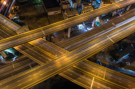 夜间大型高速公路的顶端景色图片