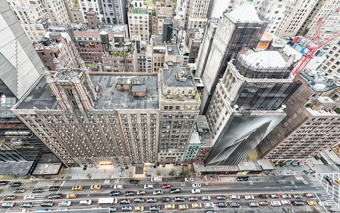 曼哈顿大楼和黄昏街道的俯视图片