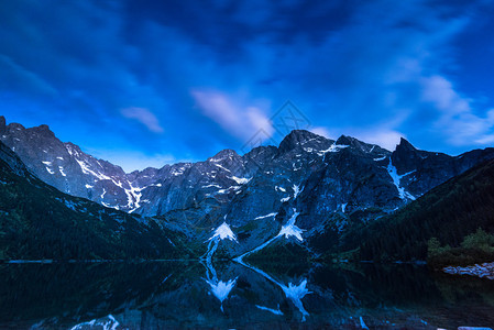 夜晚的高山湖泊与模糊的天空图片