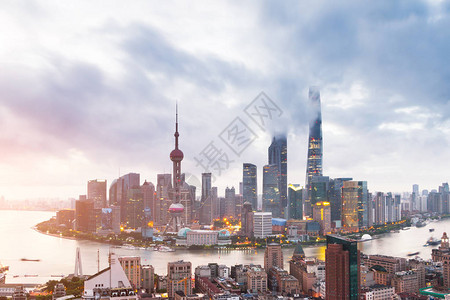 日出时的上海现代办公楼图片